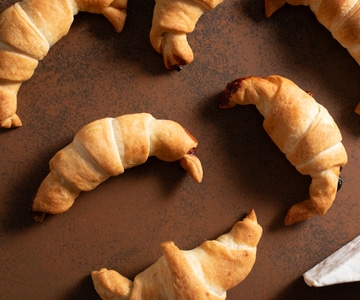 Croissants de massa folhada com pera e brie