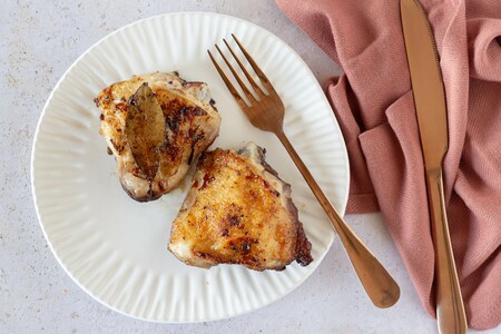 Sobrecoxas de frango na frigideira