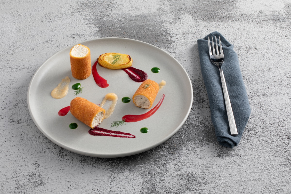 Rolinho de frango frito com molhos de frutas e vegetais