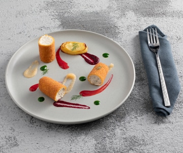 Rolinho de frango frito com molhos de frutas e vegetais
