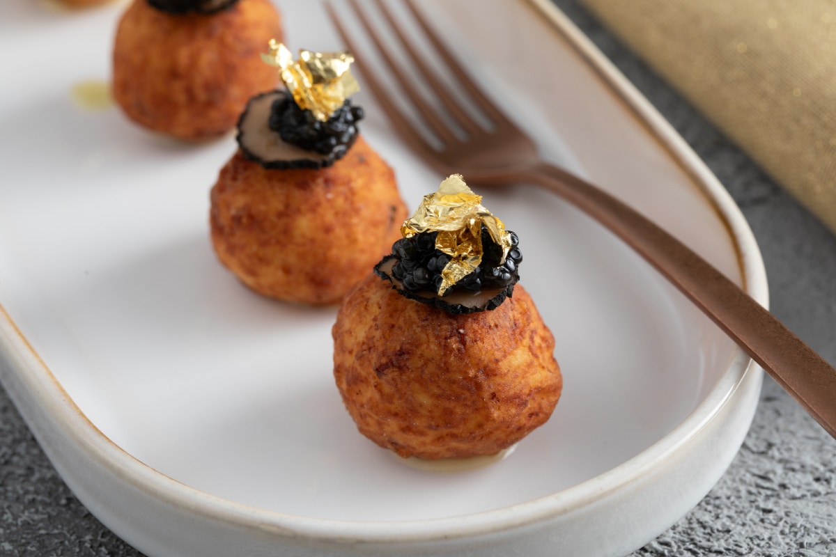 Almôndegas de frango fritas com caviar e trufas cenográficas