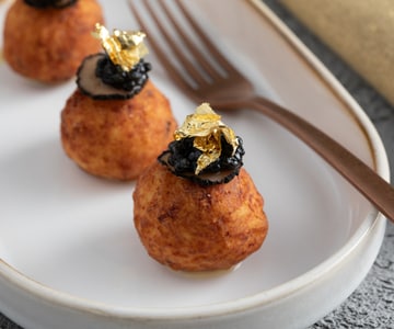 Almôndegas de frango fritas com caviar e trufas cenográficas