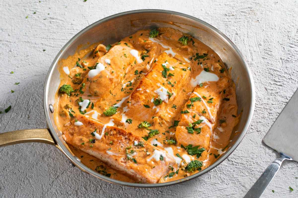 Salmão ao curry e leite de coco