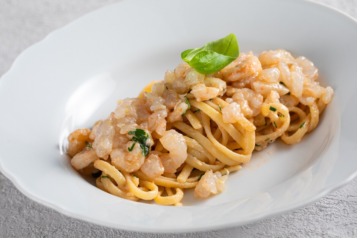 Linguine alho, óleo e pimenta com camarões