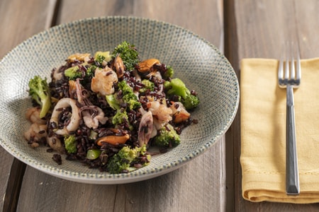 Arroz venere com brócolis e frutos do mar