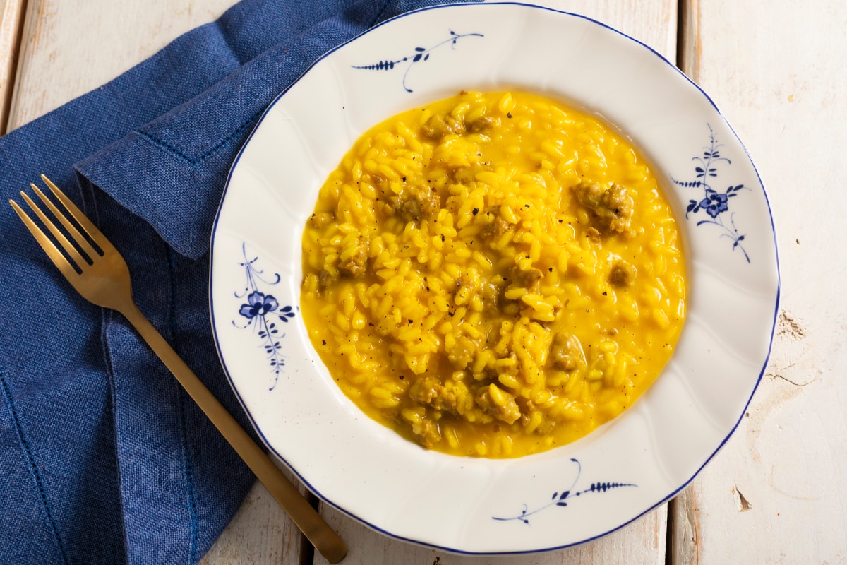 Risoto de linguiça e açafrão