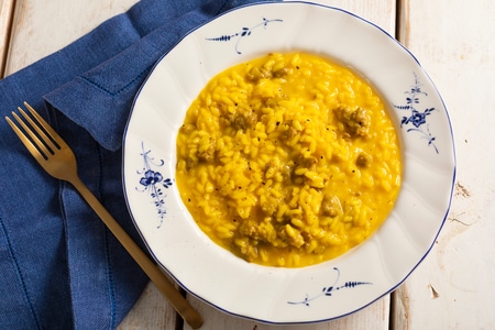 Risoto de linguiça e açafrão