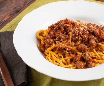 Tajarin 30 gemas ao molho de linguiça