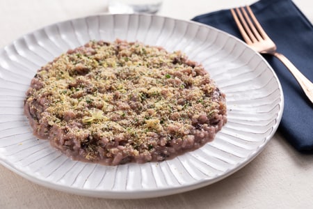 Risoto com radicchio, manteiga de anchovas e pão aromático