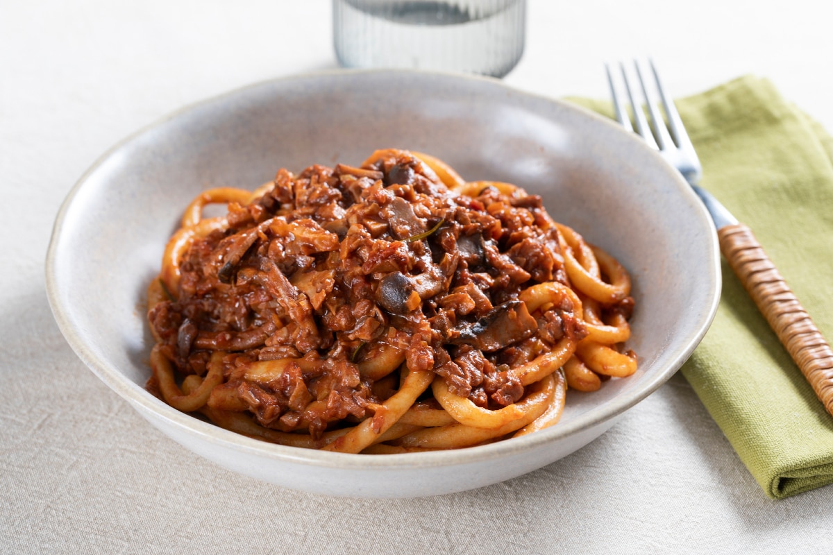 Pici com ragu de cogumelos e nozes