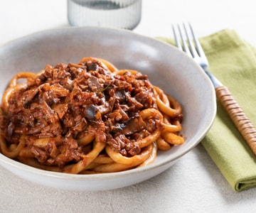 Pici com ragu de cogumelos e nozes