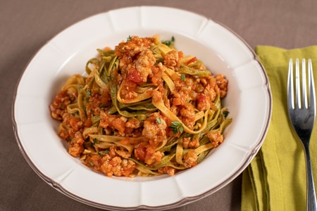 Talharim paglia e feno com ragu de coelho