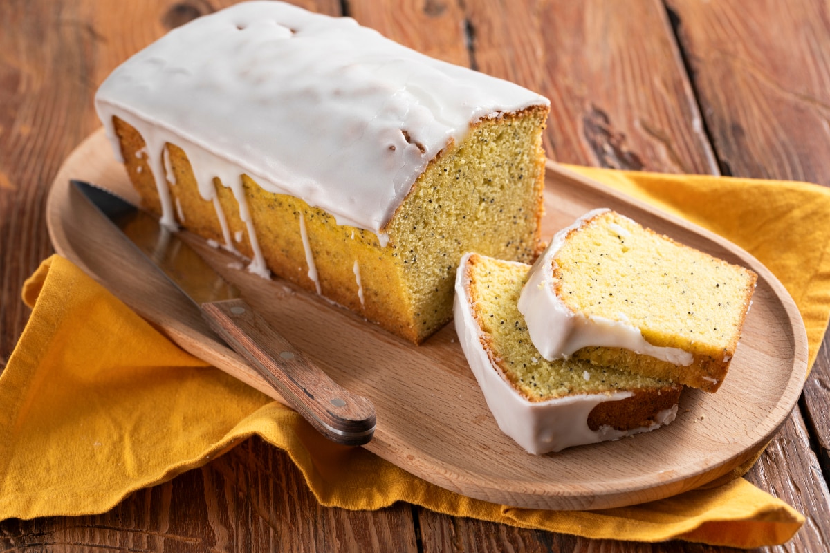 Bolo de limão com sementes de papoula