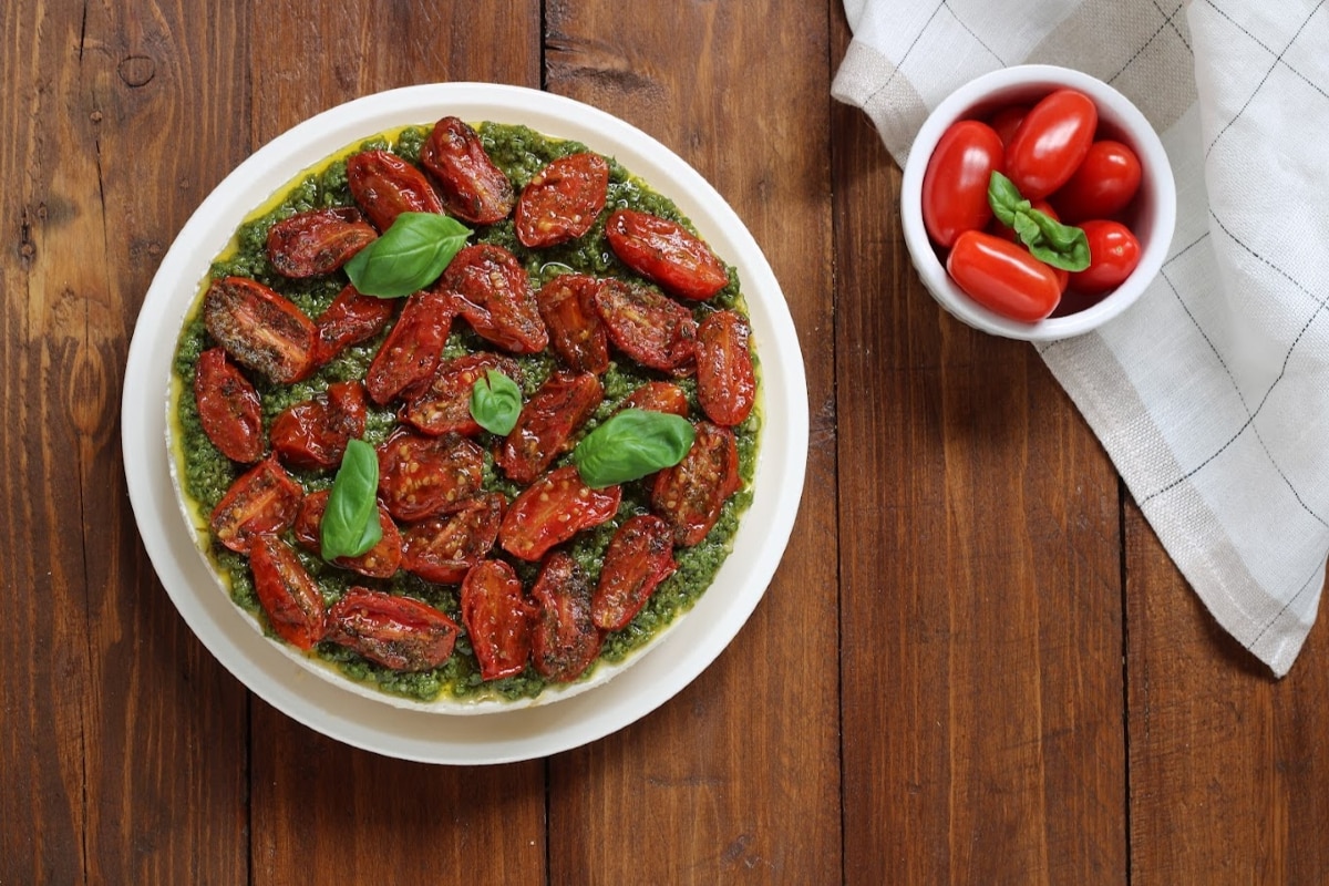 Cheesecake salgada com pesto e tomatinhos