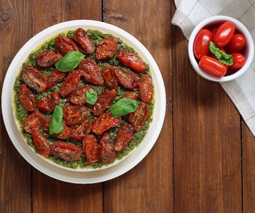Cheesecake salgada com pesto e tomatinhos