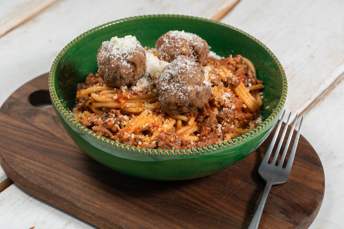 Spaghetti com ragu e almôndegas