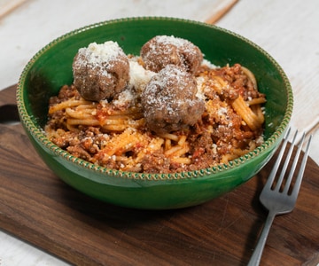 Spaghetti com ragu e almôndegas
