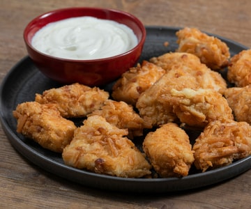 Peito de frango empanado com gressinos