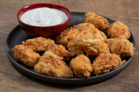 Peito de frango empanado com gressinos