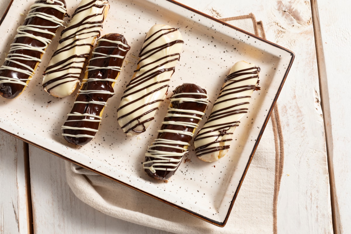 Éclair creme e chocolate