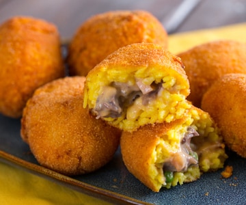 Arancini com carne e molho bechamel