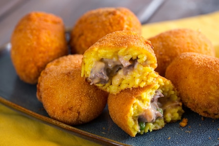 Arancini com carne e molho bechamel