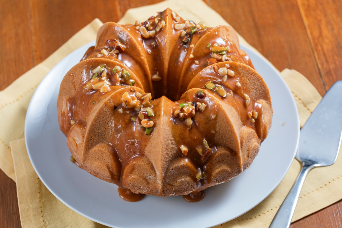Bolo de frutas secas e caramelo