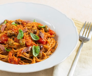 Stroncatura calabrese com tomatinhos e anchovas