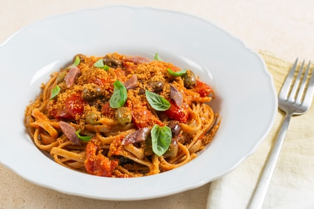 Stroncatura calabrese com tomatinhos e anchovas