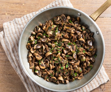 Cogumelos champignon na frigideira