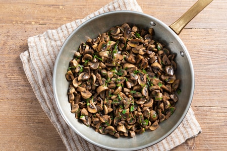 Cogumelos champignon na frigideira