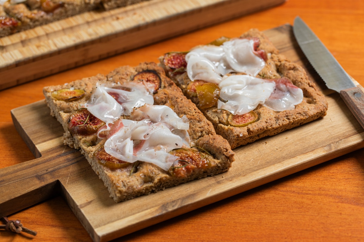 Focaccia de 5 cereais com figos e lardo