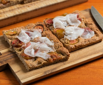 Focaccia de 5 cereais com figos e lardo