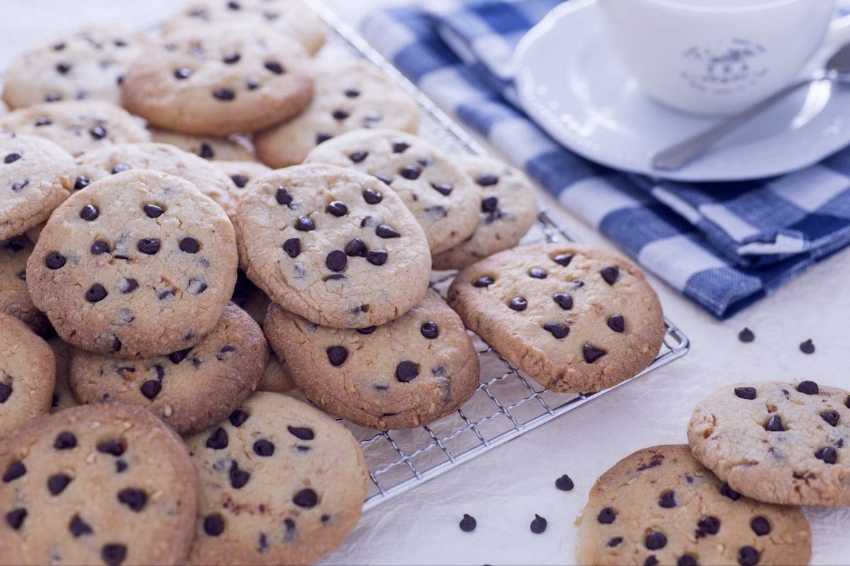 Cookies com leite condensado, avelãs e gotas de chocolate