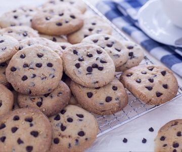 Cookies com leite condensado, avelãs e gotas de chocolate