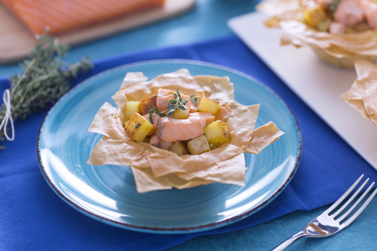 Cestinhos de phyllo com salmão e creme de abobrinha