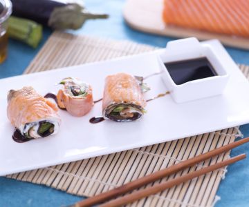 Rolinhos de salmão recheados com legumes e queijo