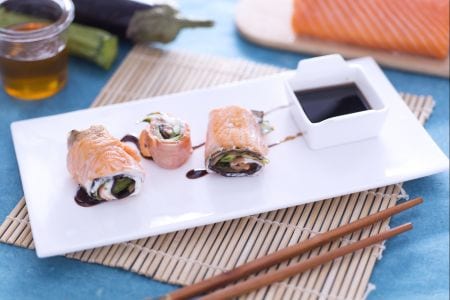 Rolinhos de salmão recheados com legumes e queijo