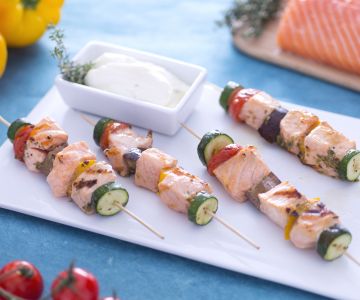 Shish kebab de salmão com molho de iogurte