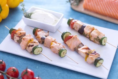 Shish kebab de salmão com molho de iogurte