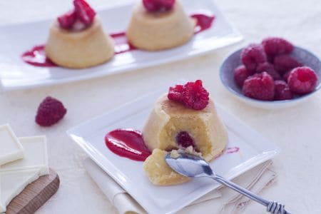 Tortinhas de chocolate branco, leite condensado e framboesas