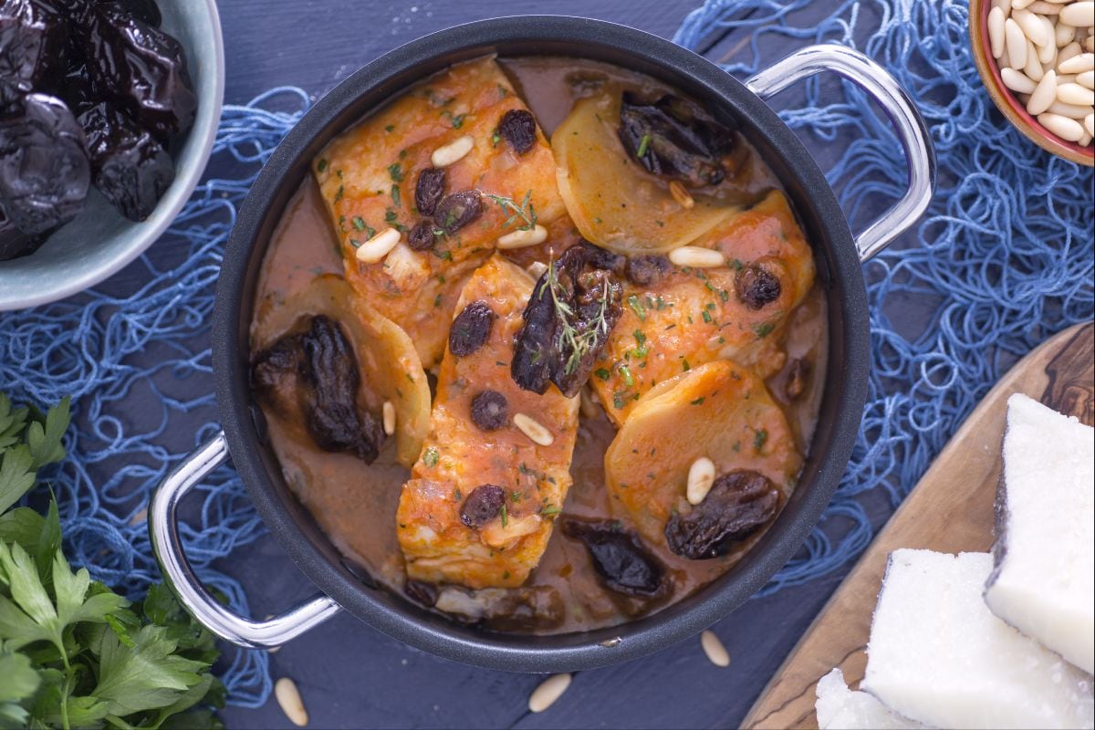 Bacalhau com ameixas, passas e pinhões