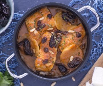 Bacalhau com ameixas, passas e pinhões