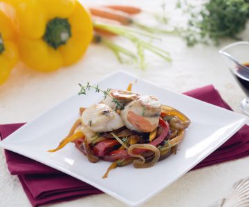 Vieiras sobre cama de cebolas caramelizadas com cenouras e pimentões ao molho de soja