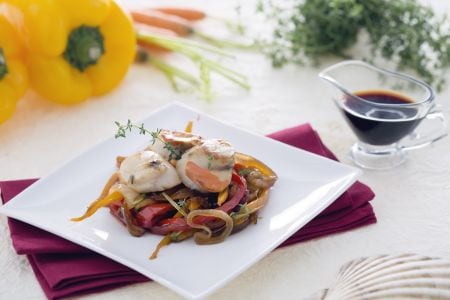Vieiras sobre cama de cebolas caramelizadas com cenouras e pimentões ao molho de soja
