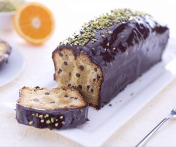 Bolo de ameixa de dois sabores com pistache e laranja