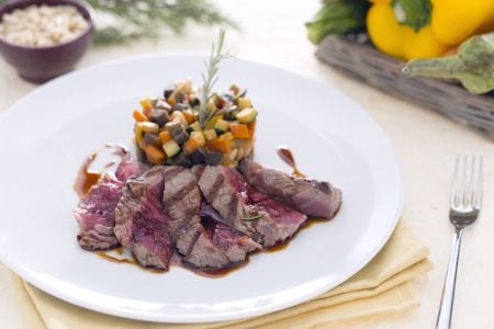 Carne fatiada com redução de molho teriyaki e caponata