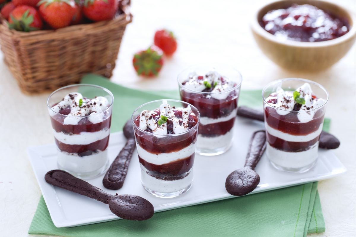 Copinhos com creme de iogurte, geleia de morango e biscoitos sablê de cacau