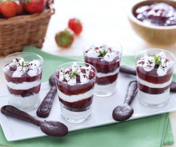 Copinhos com creme de iogurte, geleia de morango e biscoitos sablê de cacau