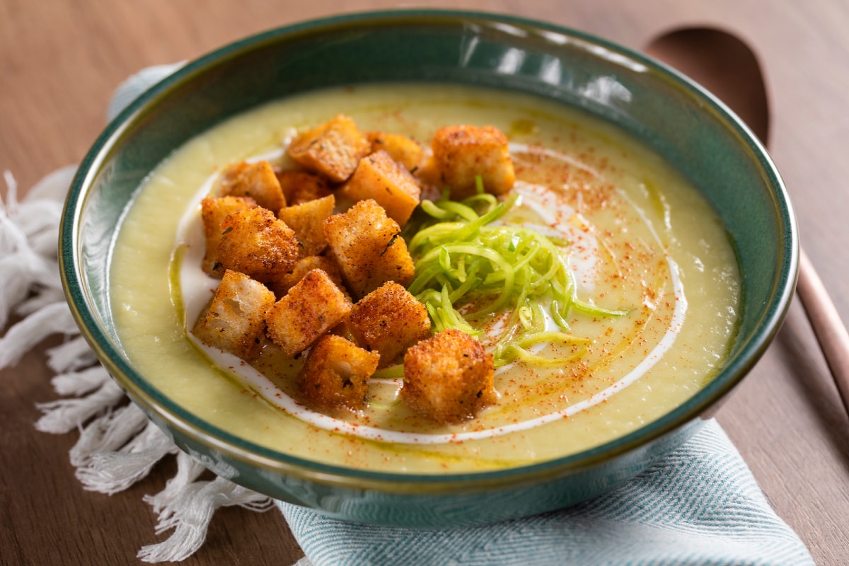 Creme de alho-poró com croutons saborosos